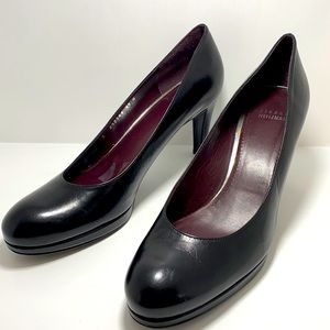 STUART WEITZMAN leather platform pump.